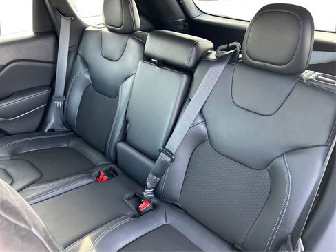 Used 2021 Jeep Cherokee Latitude Plus image 18