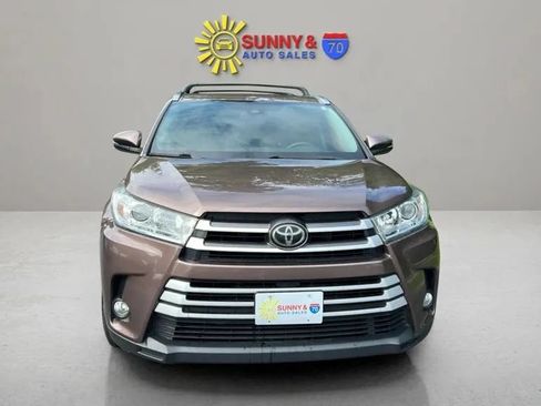 Used 2017 Toyota Highlander XLE w/ Carpet Mat Package AWD/4WD image 3
