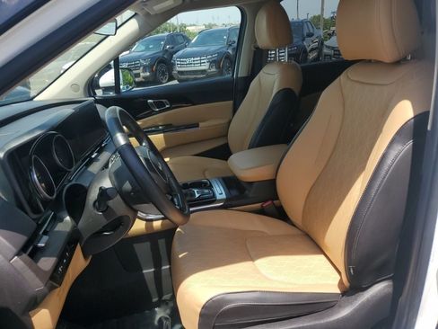 Used 2024 Kia Carnival EX FWD image 15