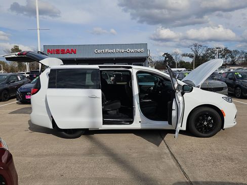 Used 2024 Chrysler Pacifica Touring image 12