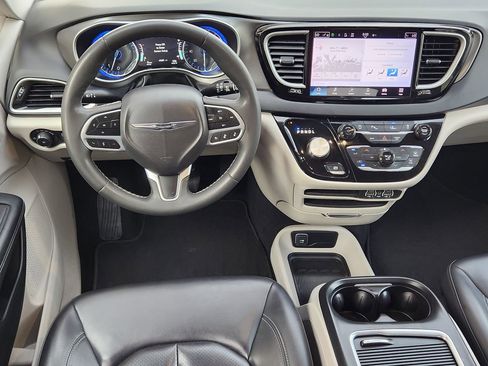 Used 2023 Chrysler Pacifica Touring-L FWD image 25