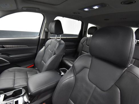 Used 2024 Kia Telluride EX w/ EX Captain's Chair Package image 14