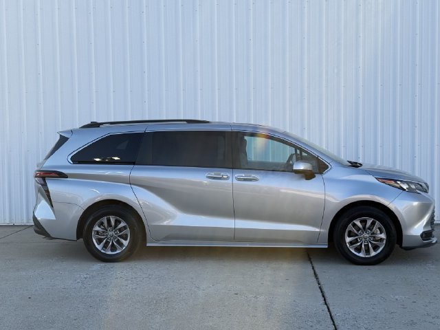 Certified 2025 Toyota Sienna XLE FWD image 3