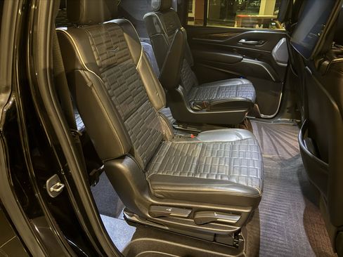 Certified 2023 Cadillac Escalade ESV Sport Platinum w/ LPO, ONYX Package image 21