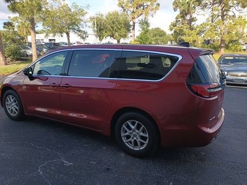 Used 2025 Chrysler Pacifica Select FWD image 3