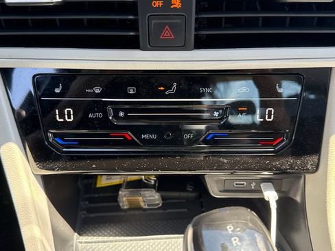 Used 2025 Volkswagen Jetta SE FWD image 30