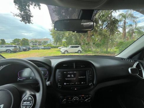Used 2025 Kia Soul LX w/ LX Technology Package FWD image 26