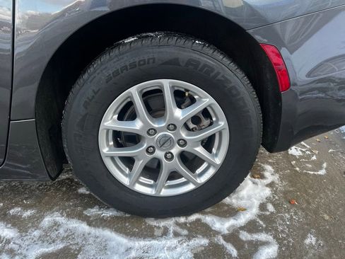 Used 2023 Chrysler Pacifica Touring-L FWD image 11