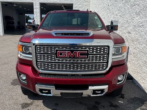 Used 2019 GMC Sierra 2500 Denali w/ Duramax Plus Package AWD/4WD image 3