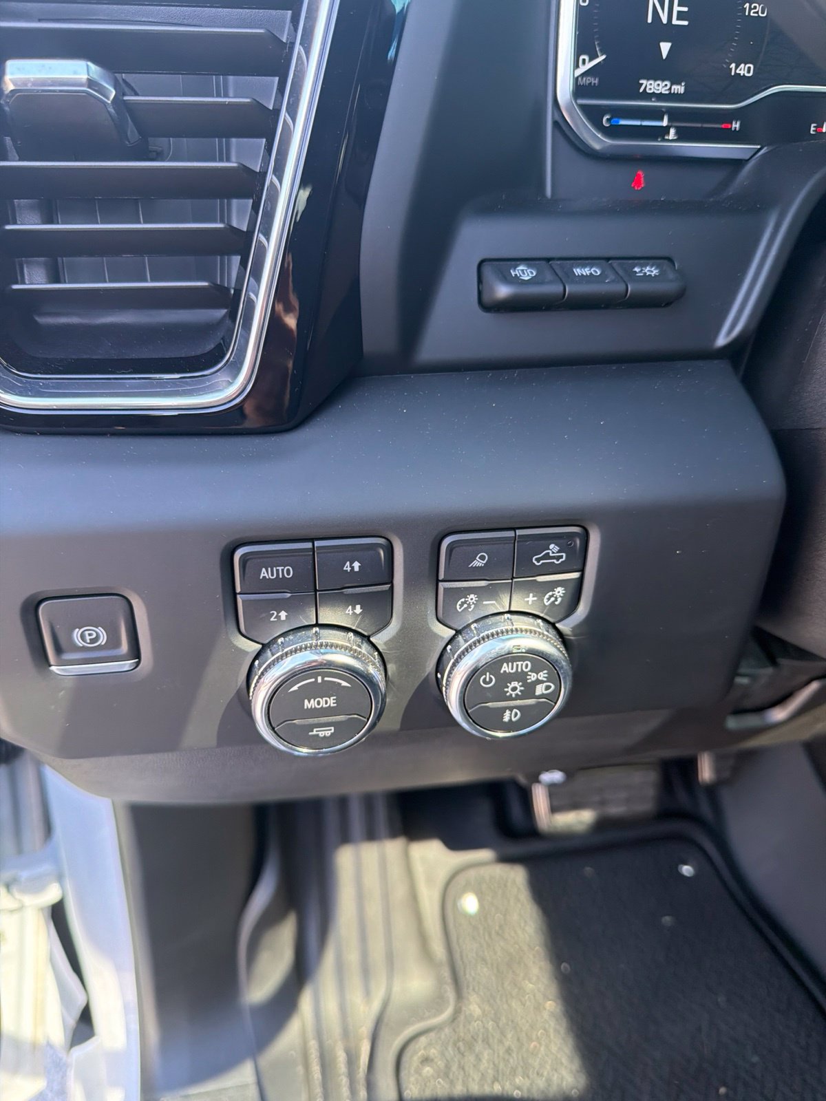Used 2024 GMC Sierra 2500 Denali w/ Denali Reserve Package AWD/4WD image 9