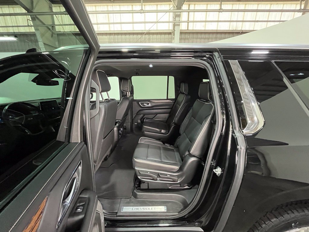 Used 2023 Chevrolet Suburban Premier AWD/4WD image 19