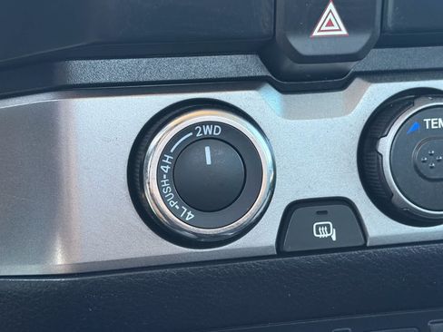 Used 2021 Toyota Tacoma SR5 AWD/4WD image 22