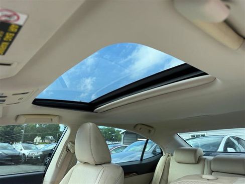 Used 2013 Lexus ES 300h w/ Luxury Pkg FWD image 16