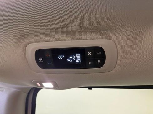 Used 2021 Chrysler Pacifica Limited image 17