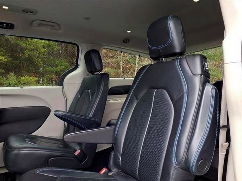 Used 2021 Chrysler Pacifica Touring-L image 13