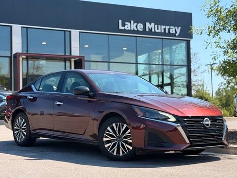 Used 2025 Nissan Altima 2.5 SV FWD image 1