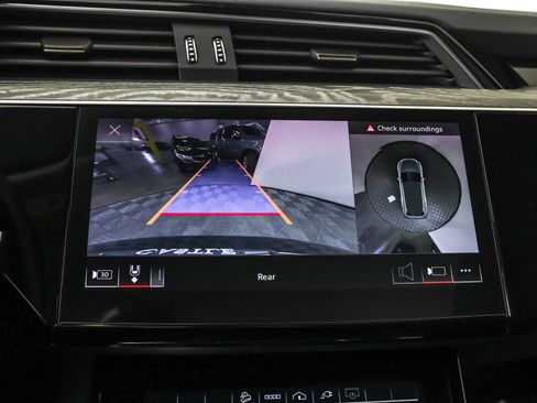 Used 2022 Audi e-tron Premium Plus w/ Premium Plus Package image 8