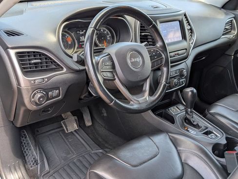 Used 2019 Jeep Cherokee Latitude Plus FWD image 11