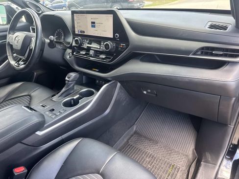 Used 2023 Toyota Highlander XSE FWD image 11