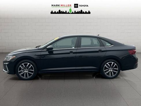 Used 2025 Volkswagen Jetta SE image 2