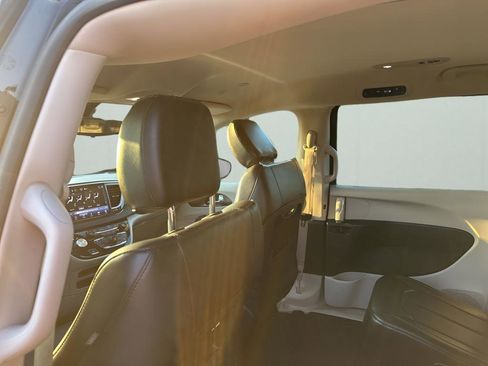 Certified 2024 Chrysler Pacifica Touring-L image 18