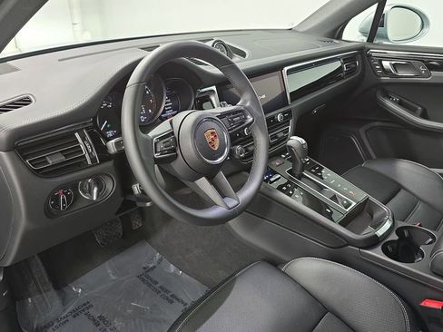Certified 2025 Porsche Macan AWD/4WD image 4