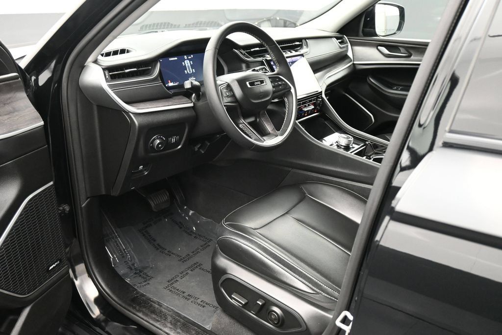 Used 2023 Jeep Grand Cherokee Limited w/ Black Appearance Package AWD/4WD image 2