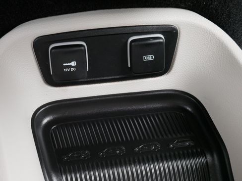 Used 2017 Chrysler Pacifica Touring-L FWD image 24