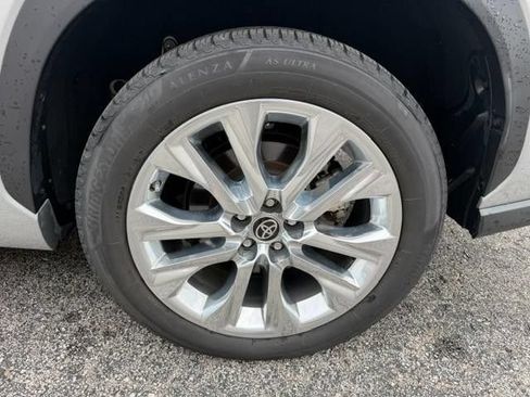 Used 2023 Toyota Highlander Limited FWD image 3