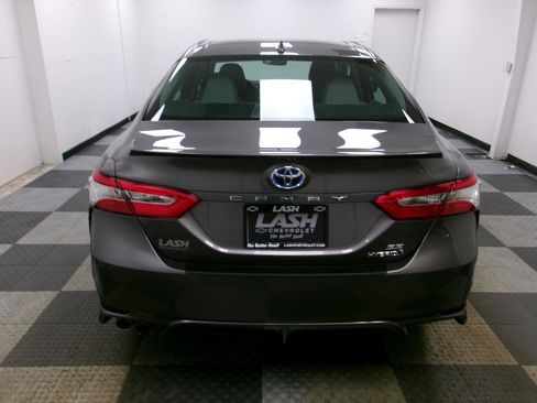 Used 2020 Toyota Camry SE image 10