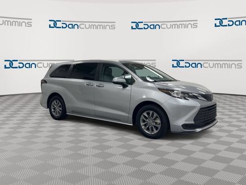 Used 2023 Toyota Sienna LE FWD image 2