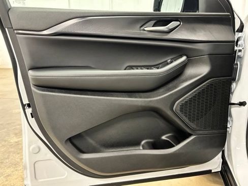 Used 2025 Jeep Grand Cherokee Altitude RWD image 18
