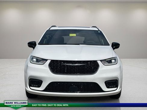 Used 2024 Chrysler Pacifica Limited w/ S Appearance Package image 6