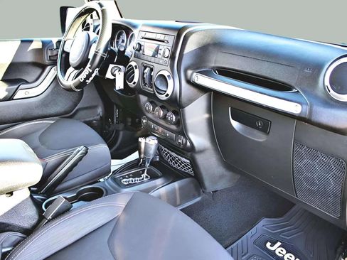 Used 2015 Jeep Wrangler Unlimited Sahara w/ Connectivity Group AWD/4WD image 21