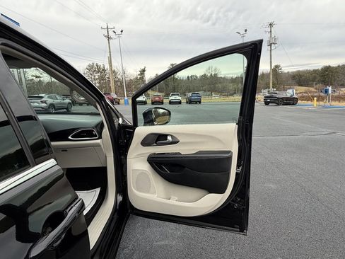 Used 2024 Chrysler Pacifica Touring-L image 19