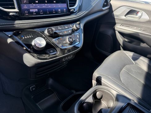 Used 2022 Chrysler Pacifica Touring-L w/ Uconnect Theater Family Group FWD image 13