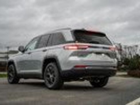 Used 2024 Jeep Grand Cherokee Limited AWD/4WD image 5