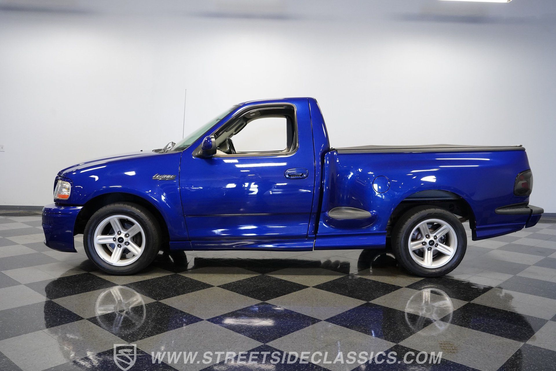 Used 2003 Ford F150 Lightning RWD image 2
