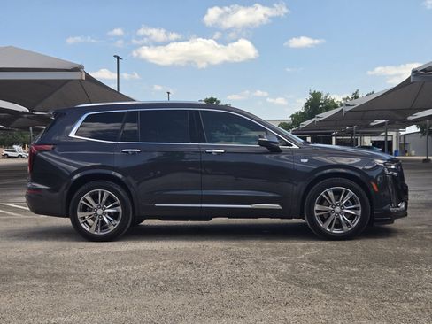 Used 2022 Cadillac XT6 Premium Luxury w/ Technology Package FWD image 2