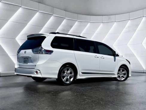 Used 2012 Toyota Sienna SE FWD image 8