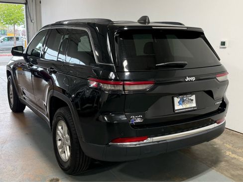 Used 2024 Jeep Grand Cherokee Laredo AWD/4WD image 3