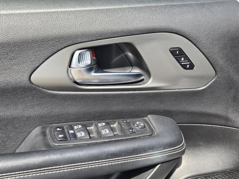 Used 2025 Chrysler Pacifica Select FWD image 12