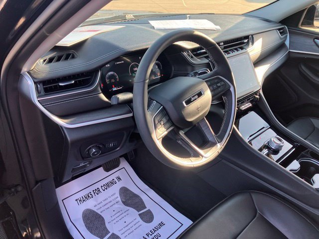 Used 2023 Jeep Grand Cherokee Limited w/ Black Appearance Package AWD/4WD image 15