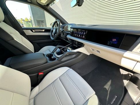 Used 2026 Porsche Cayenne image 38