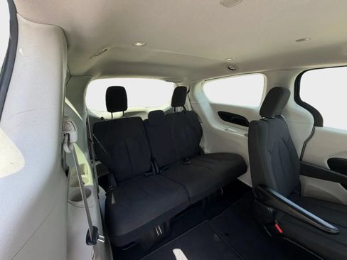 Used 2017 Chrysler Pacifica Touring FWD image 24