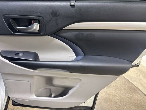 Used 2019 Toyota Highlander XLE AWD/4WD image 23