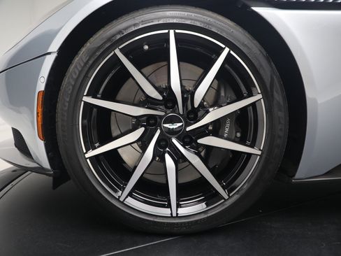 Used 2019 Aston Martin DB11 Volante RWD image 25