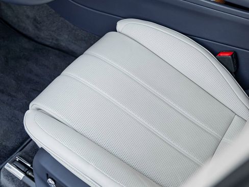 Used 2023 Bentley Bentayga Extended Wheelbase image 18