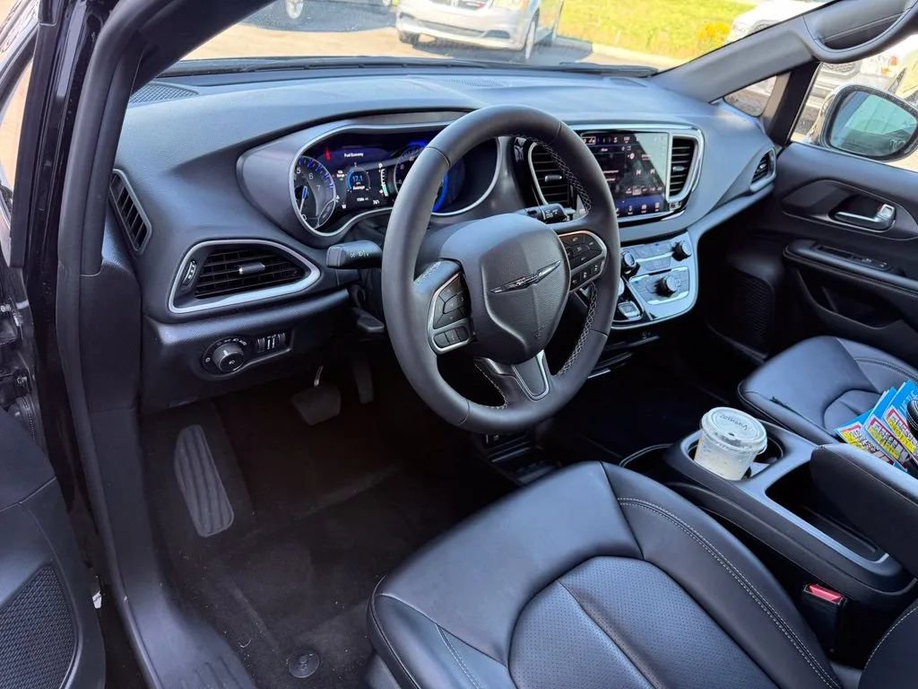 Used 2026 Chrysler Pacifica Select FWD image 12