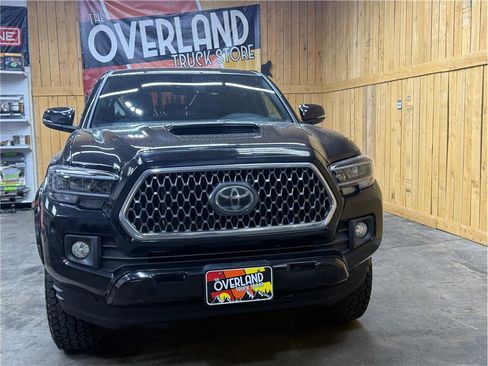 Used 2018 Toyota Tacoma TRD Sport AWD/4WD image 2